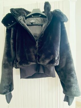 ALO Yoga Black Cropped Faux-Fur Hooded Jacket